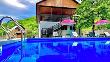 Piscine extérieure (ouverte en saison), parasols de plage