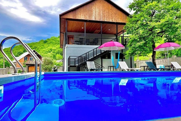 Seasonal outdoor pool, pool umbrellas, sun loungers