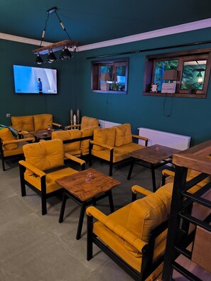 حيث تُقدم وجبات الإفطار، الغداء، الأطباق الإقليمية، إطلالات على الحديقة