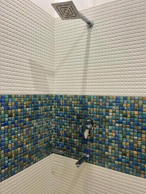 Shower, free toiletries, hair dryer, bathrobes - Lacurcuma Luxury Homestay Khajuraho (Rajnagar)
