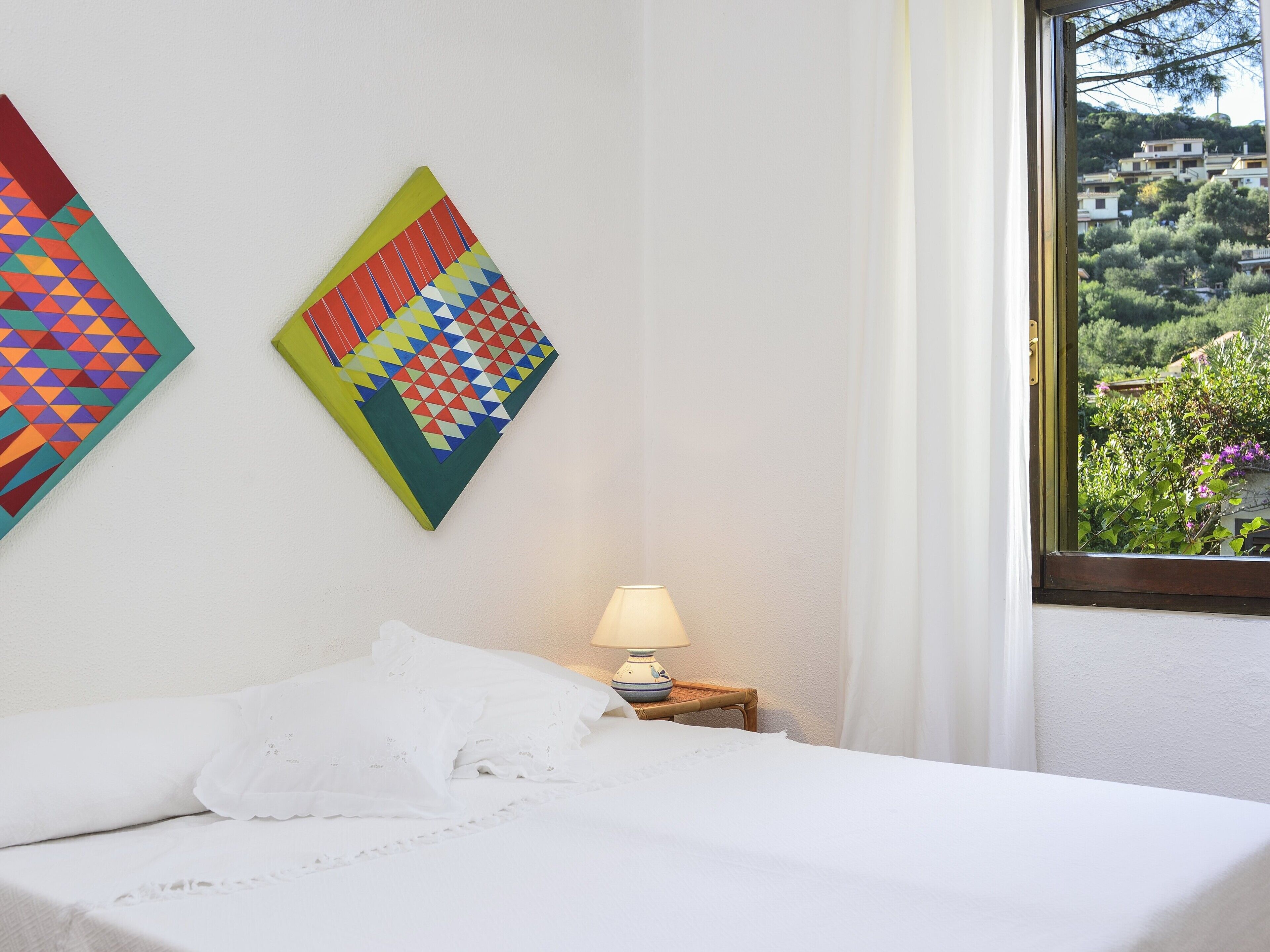 4 makuuhuonetta, työpöytä, Wi-Fi, vuodevaatteet