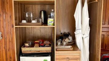 Homey room | Meja kerja, Wi-Fi gratis, dan seprai linen