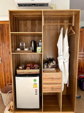 Homey room | Una scrivania, Wi-Fi gratuito, lenzuola