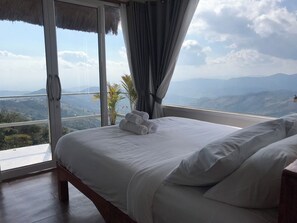 Homey room | Desk, free WiFi, bed sheets