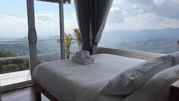 Escritorio, wifi gratis y ropa de cama