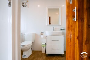 Homey room | Baño | Ducha, secador de pelo y toallas