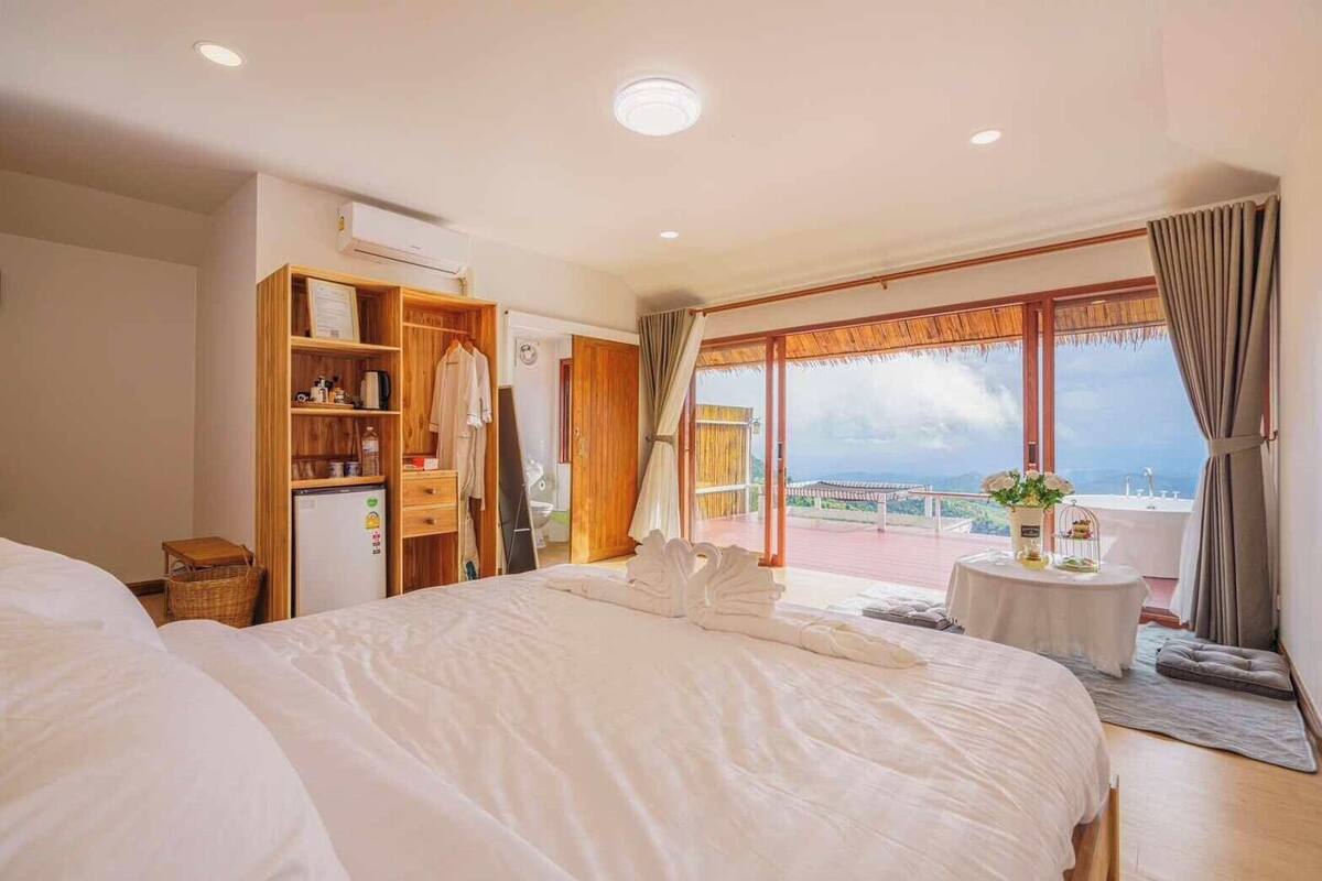Double Room, Mountain View | Desk, WiFi (free), bed sheets