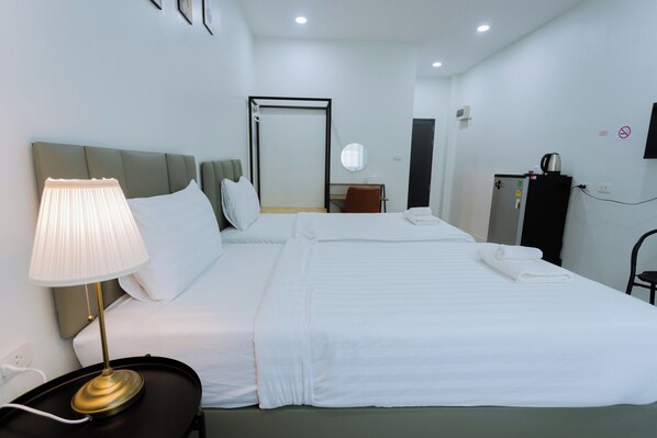 Habitación estándar con 2 camas individuales, vistas a la ciudad | Escritorio y wifi gratis