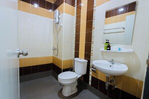 Habitació doble estàndard | Bany | Assecador de cabells, tovalloles, sabó i xampú 