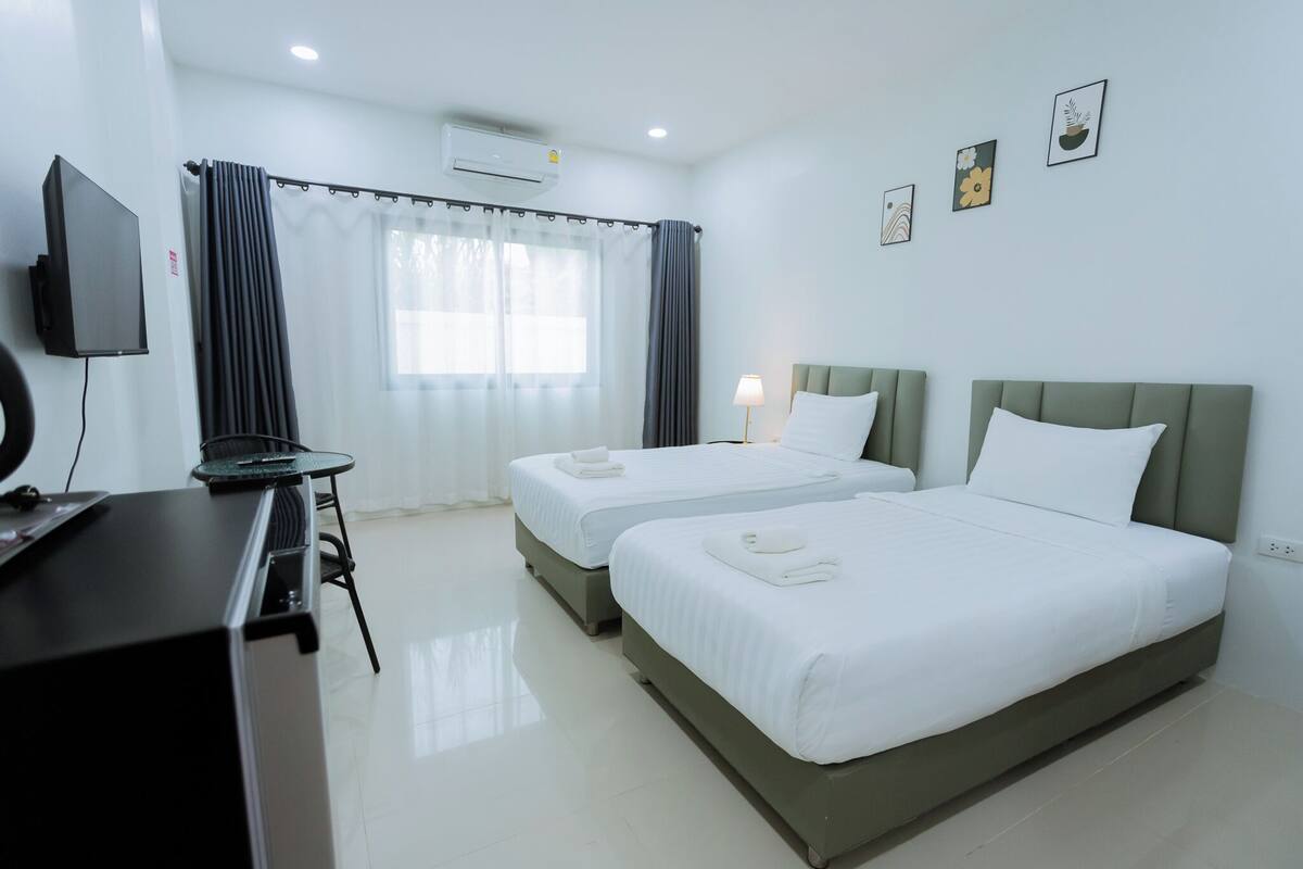 Standard Twin Room, City View | Desk, WiFi (free)