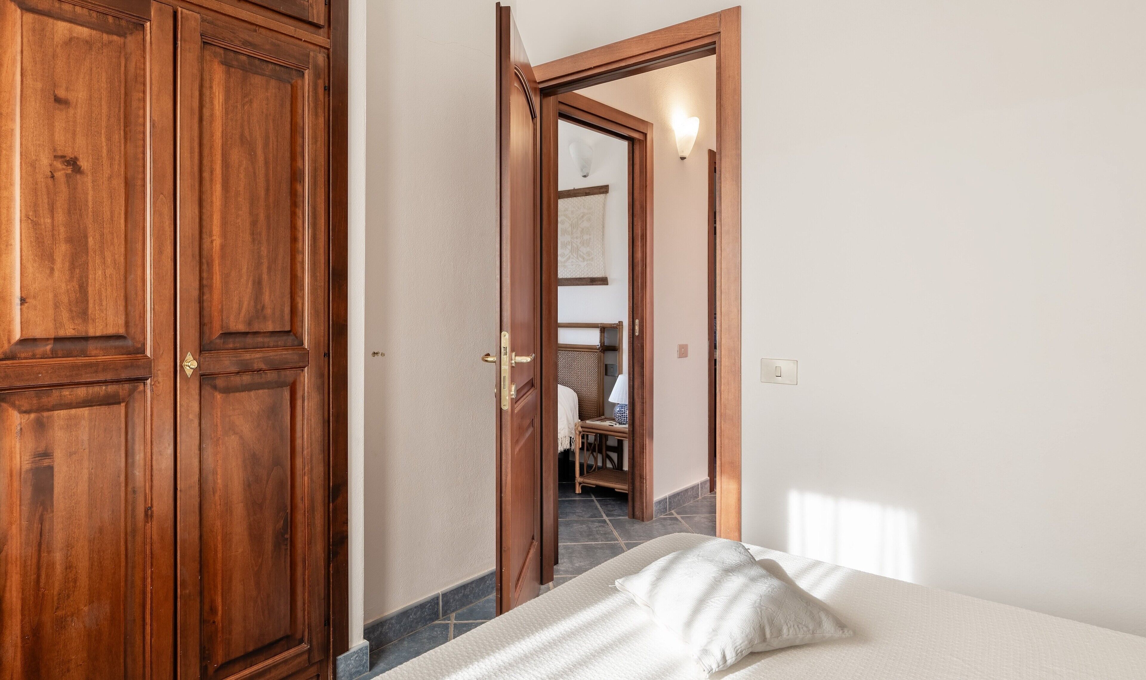 3 bedrooms, desk, WiFi, bed sheets