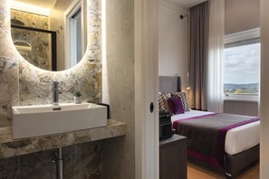 Queen Standard with city View | Bathroom | Shower, free toiletries, hair dryer, slippers - Relais Pinciana (Rome)