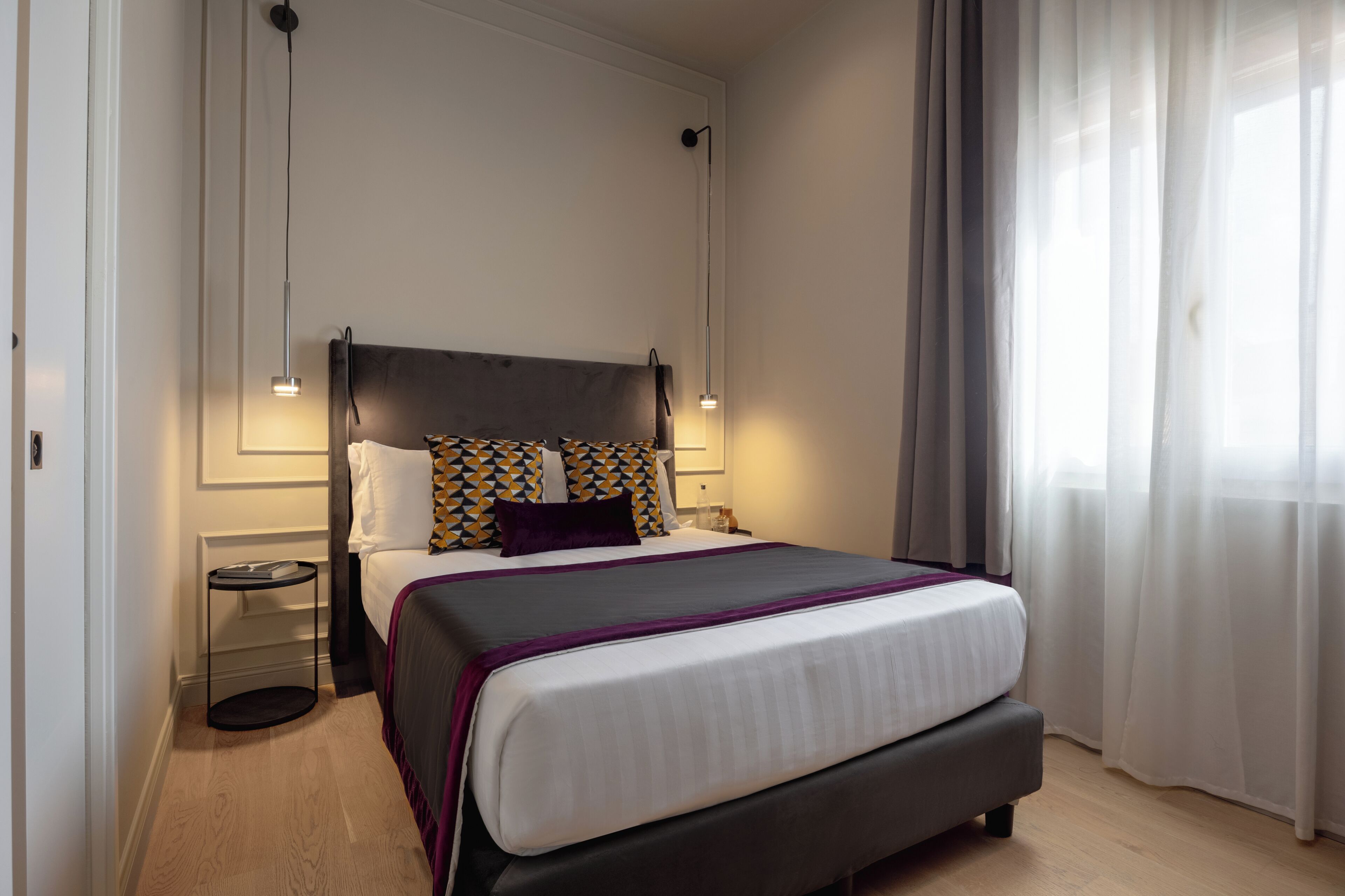 Business-værelse | Dundyner, minibar, pengeskab på værelset, mørklægningsgardiner