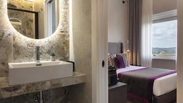 Cofres nos quartos, cortinas blackout, quartos à prova de som