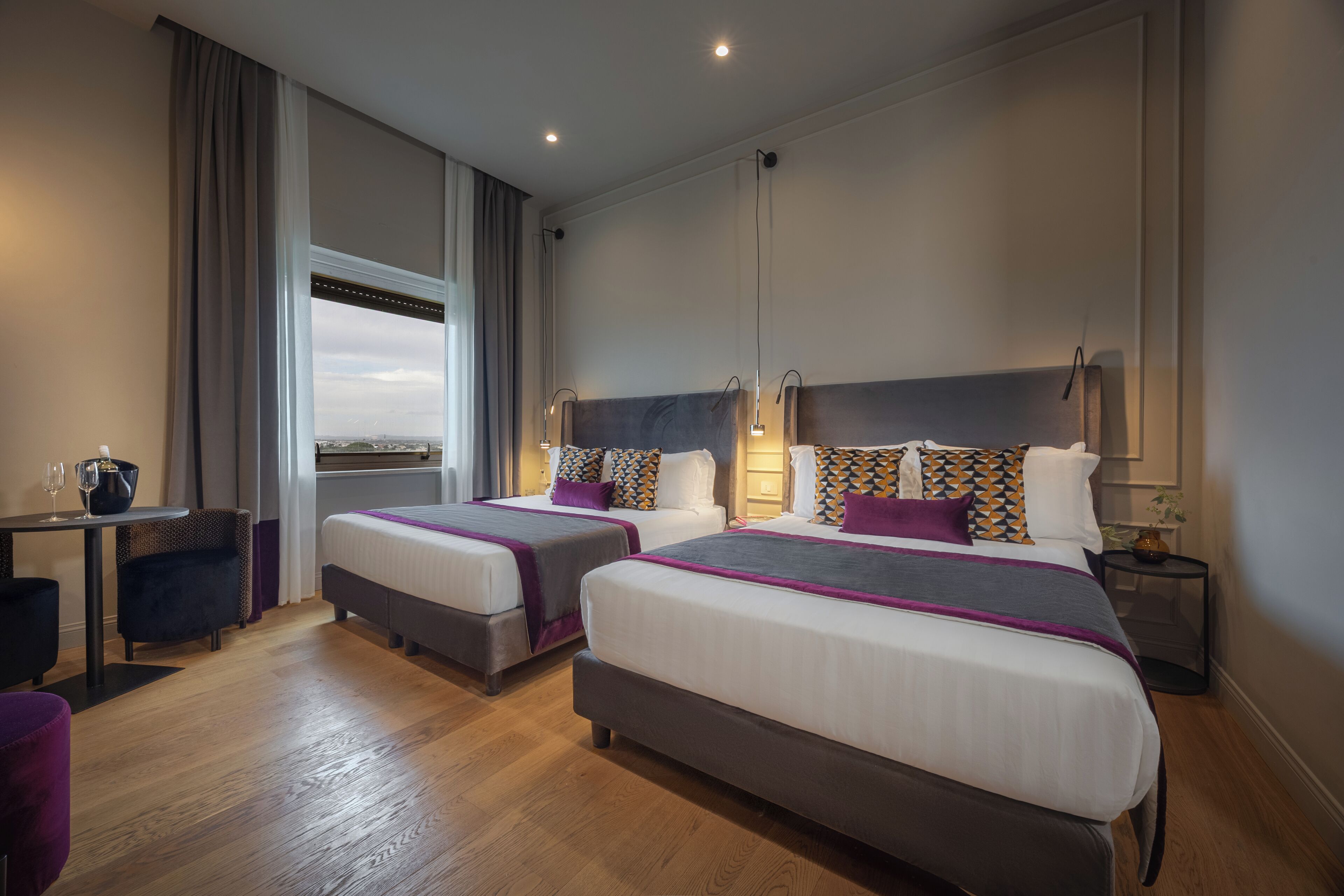 Suite | Dundyner, minibar, pengeskab på værelset, mørklægningsgardiner