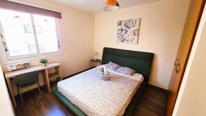 2 bedrooms, iron/ironing board, WiFi, bed sheets - Sunny 2BR Getaway Steps from the Beach + Wi-Fi - Sunny 2BR Getaway Steps from the Beach + Wi-Fi (Larnaca)