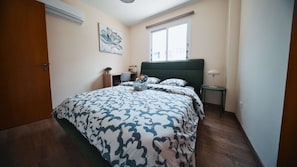 2 bedrooms, iron/ironing board, WiFi, bed sheets - Sunny 2BR Getaway Steps from the Beach + Wi-Fi - Sunny 2BR Getaway Steps from the Beach + Wi-Fi (Larnaca)
