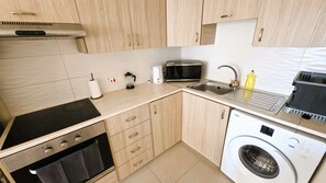 Een koelkast, een magnetron, een kookplaat