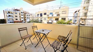 Outdoor dining - Sunny 2BR Getaway Steps from the Beach + Wi-Fi - Sunny 2BR Getaway Steps from the Beach + Wi-Fi (Larnaca)