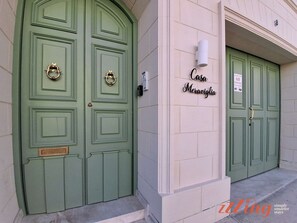 A building with green double doors, a wall-mounted sign reading "Casa Meraviglia", and a "No Parking" sign. - 🏡 Rooftop 3BR | Plunge Pool, BBQ & Private Garage (Ħal Għaxaq)