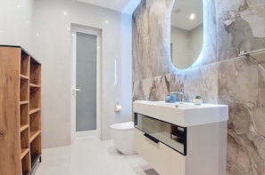 Bathroom - Rooftop Oasis with Plunge Pool & BBQ (Ħal Għaxaq)