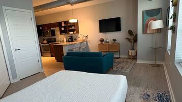 Tabla de planchar con plancha, wifi y ropa de cama