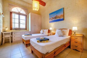 4 عدّة غرف نوم ومكتب ومكواة/لوح كي وسرير سفر