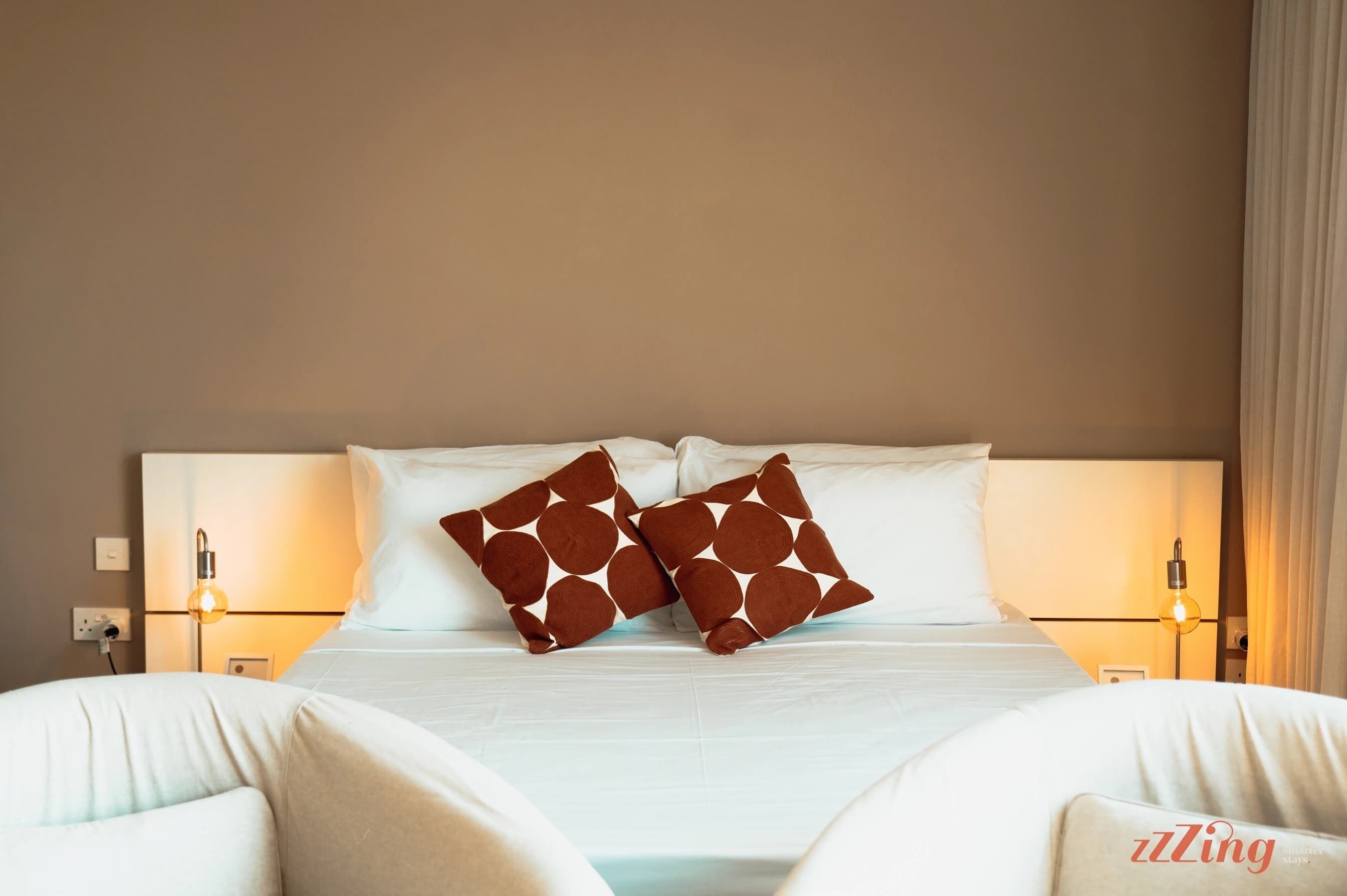 Tabla de planchar con plancha, cuna de viaje, wifi y ropa de cama