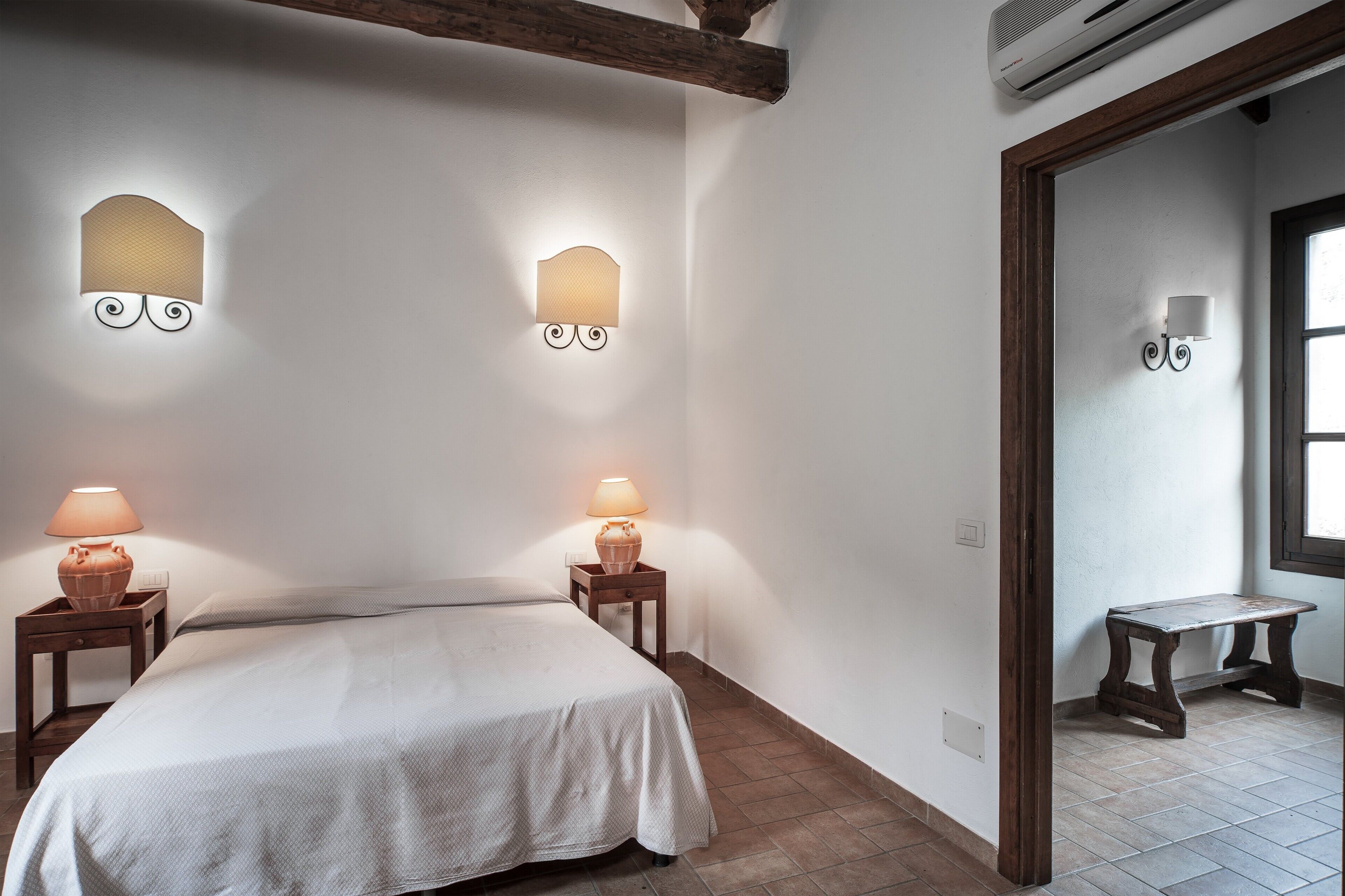 4 makuuhuonetta, työpöytä, Wi-Fi, vuodevaatteet