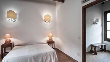 4 makuuhuonetta, työpöytä, Wi-Fi, vuodevaatteet