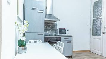 Perushuoneisto | Yksityinen keittiö | Jääkaappi, mikroaaltouuni, uuni, liesi