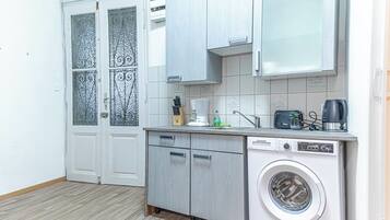 Apartemen Basic | Dapur pribadi | Lemari es, microwave, oven, dan kompor