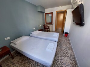 Twin Room, City View | Free WiFi - Alberg Sants Bcn. (Barcelona)