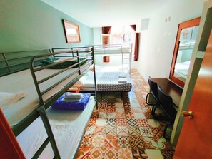 Quadruple Room | Free WiFi - Alberg Sants Bcn. (Barcelona)
