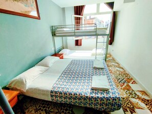 Quadruple Room | Free WiFi - Alberg Sants Bcn. (Barcelona)