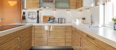 ثلاجة، ميكروويف، فرن، موقد طهي مسطح