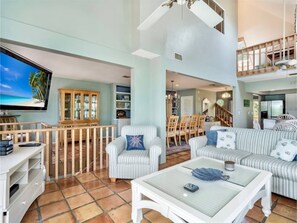 Living area - Charming 4-bedroom house in enchanting Sanibel overlooking a lake (Sanibel)