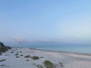 Beach - Charming 4-bedroom house in enchanting Sanibel overlooking a lake (Sanibel)