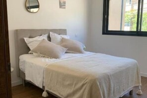 4 chambres, coffres-forts dans les chambres, fer et planche à repasser