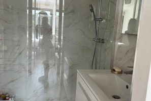 Dusche, Haartrockner, Handtücher, Seife