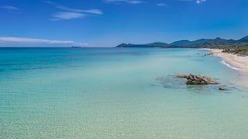 Una spiaggia nelle vicinanze
