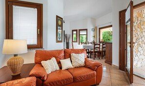 Una televisión, una chimenea