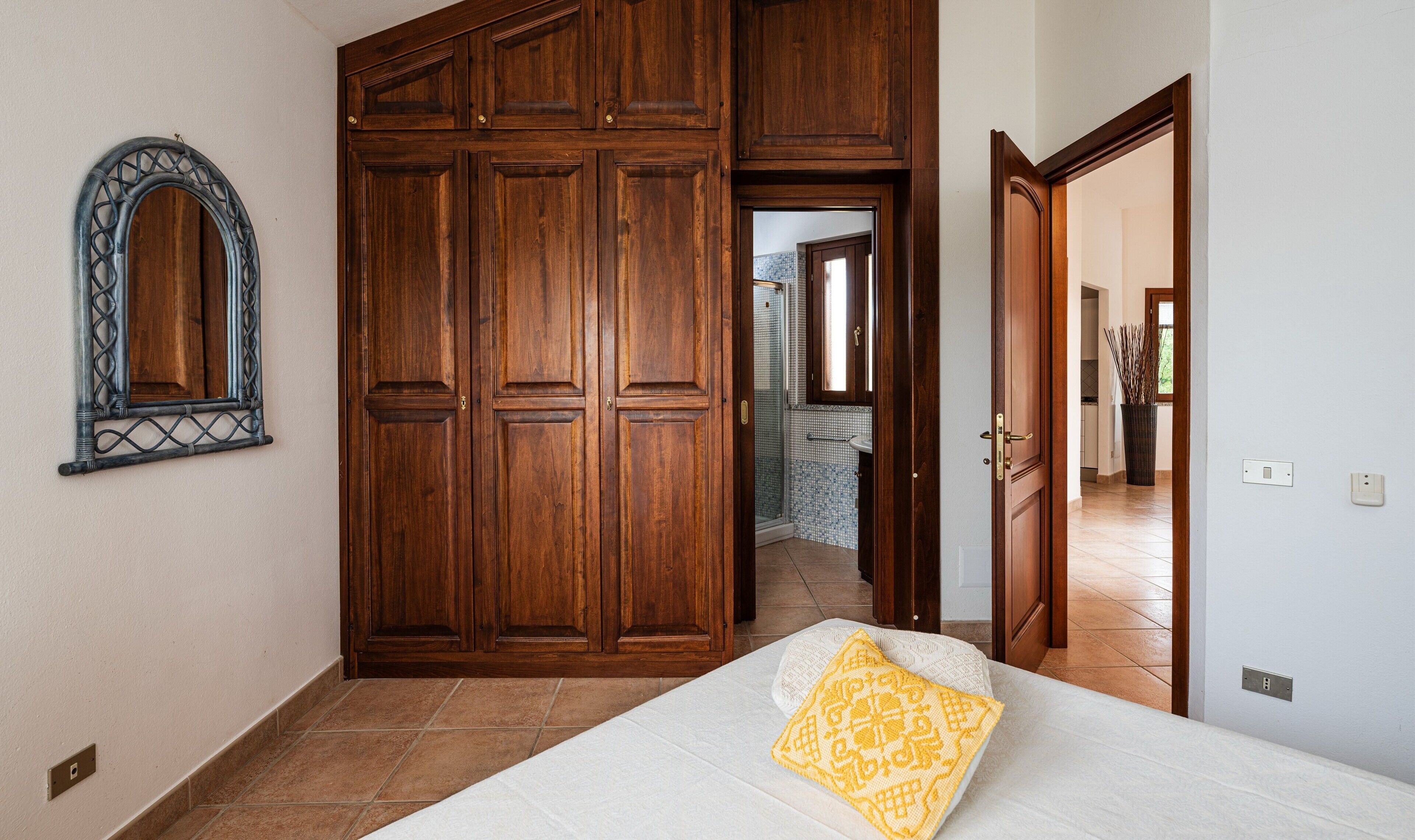 Desk, WiFi, bed sheets