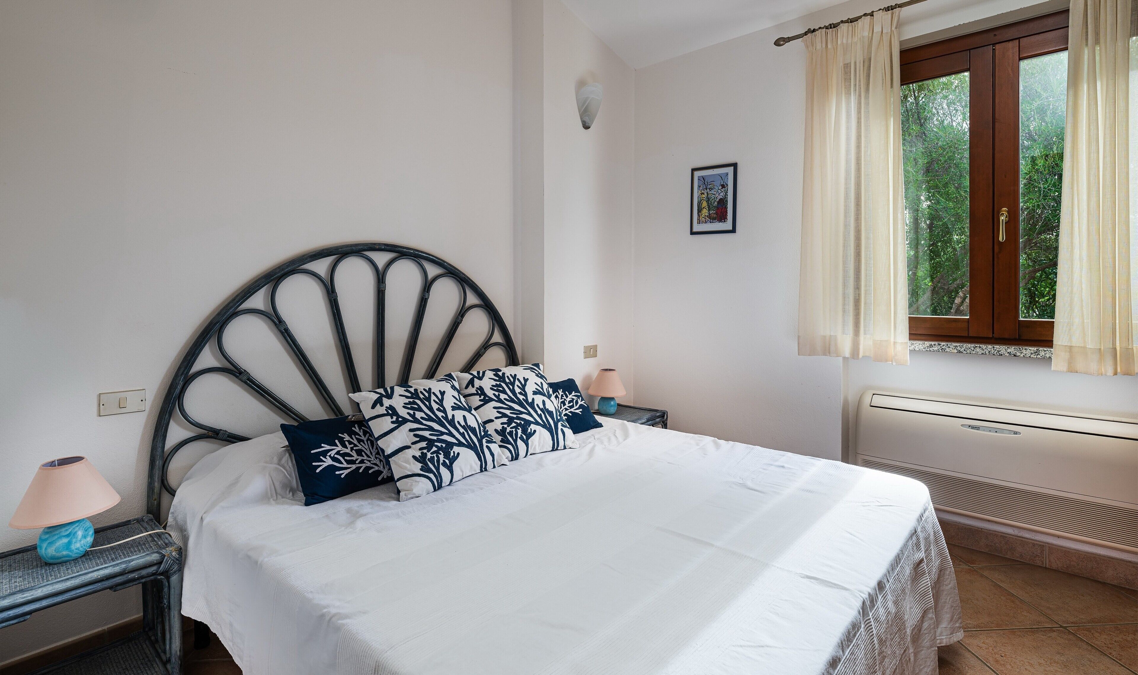 Escrivaninha, Wi-Fi, roupa de cama