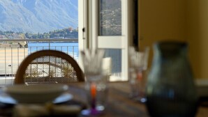 Una mesa de comedor con vistas a montañas y un lago.