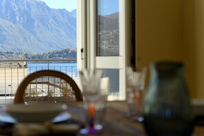 Ein Esstisch mit Blick auf Berge und einen See.
