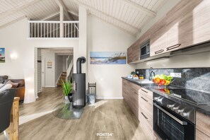 Fridge, microwave, oven, stovetop - Modern wooden vacation home Tingeltuthus Dagebüll with terrace for 6 people (Dagebüll)