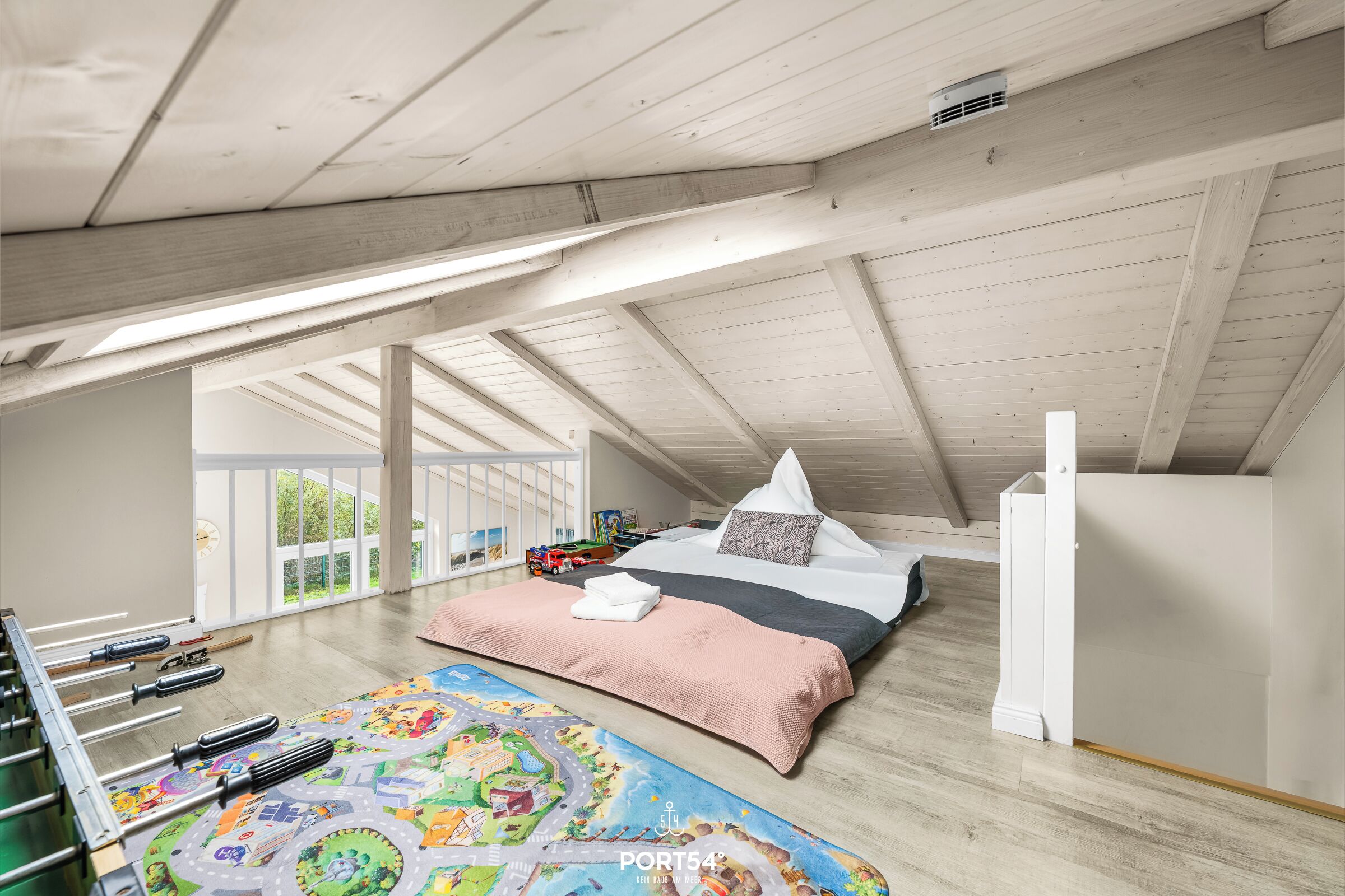 2 bedrooms, travel crib, free WiFi