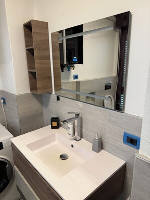 Doccia, asciugacapelli, bidet, asciugamani