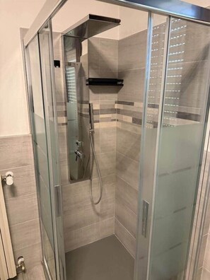 Ducha, secador de pelo, bidet, toallas